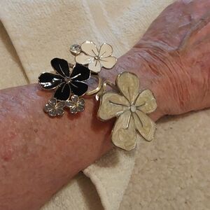 🌺 Vintage Ceramic Flowers on Spring Form Bracelet